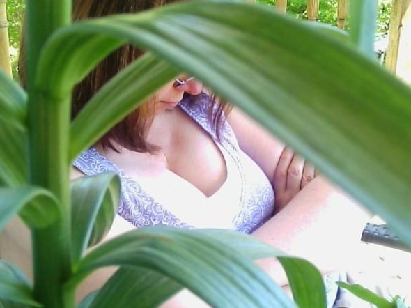 I like how this jungle boob cleavage creepshot is framed.  Very nice composition creep.  Her cleavage is poppin too.