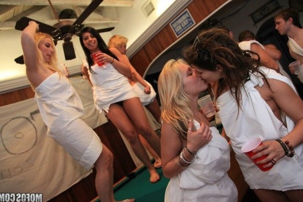 Toga babes work it lesbo style