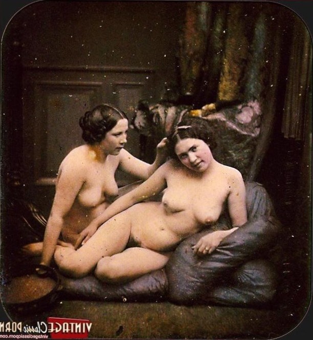 Nude retro sisters